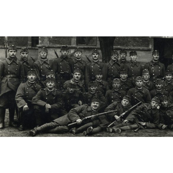 Schaffer fényképész, Budapest, magyar katonák csoportja, fegyver, puska, egyenruha, 1920-as évek, Eredeti kabinetfotó.   