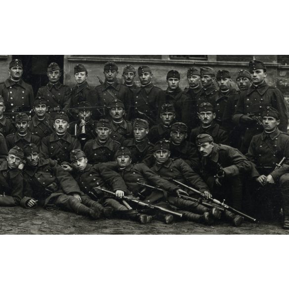 Schaffer fényképész, Budapest, magyar katonák csoportja, fegyver, puska, egyenruha, 1920-as évek, Eredeti kabinetfotó.   