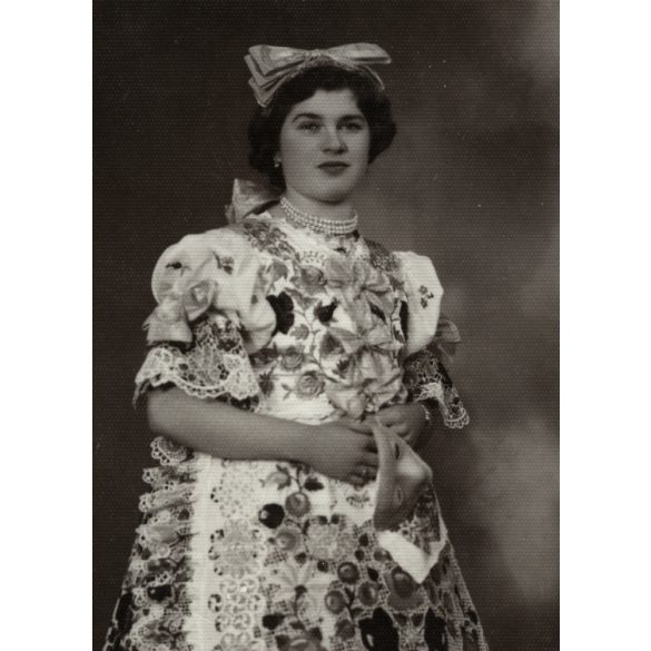 Baumler Foto, Csepel (Budapest), hölgy magyaros ruhában, népviselet, helytörténet, 1930-as évek, Eredeti fotó, papírkép.  