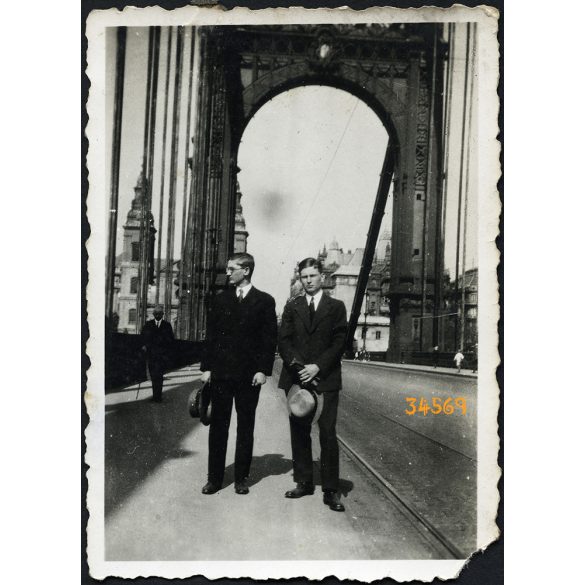 Régi Erzsébet híd, Budapest, fiatal férfiak kalappal, 1930-as évek, Eredeti fotó, papírkép. 