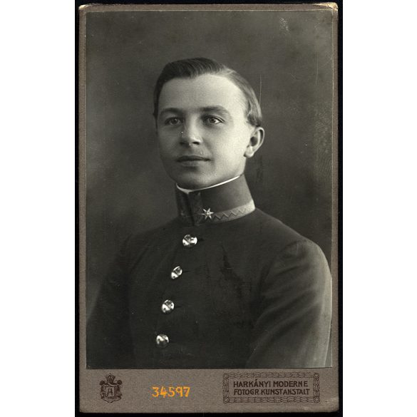 Harkányi műterem, Fehértemplom, Vajdaság, fiatal férfi egyenruhában, katona (?), 1. világháború, 1900-as évek, Eredeti CDV, vizitkártya fotó.  