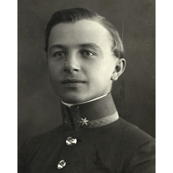 Harkányi műterem, Fehértemplom, Vajdaság, fiatal férfi egyenruhában, katona (?), 1. világháború, 1900-as évek, Eredeti CDV, vizitkártya fotó.  