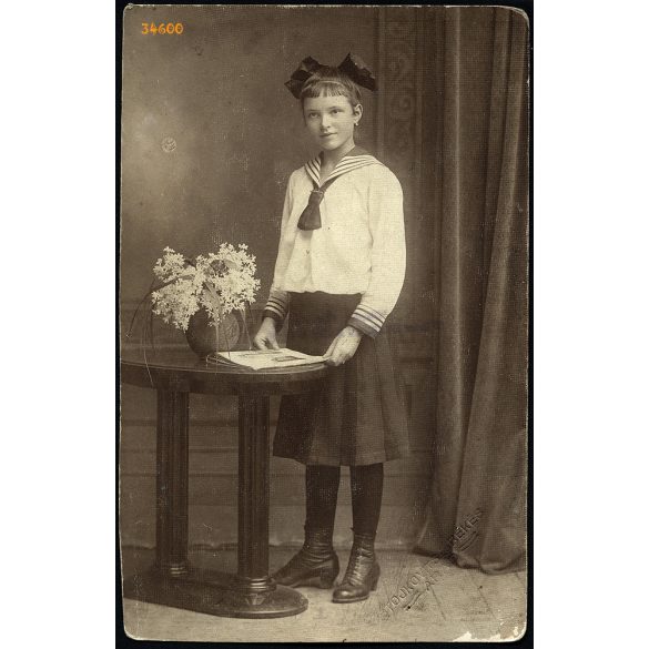 Stojkovits és Békés, Arad, Erdély, iskolás lány matrózblúzban, masnival, 1910-es évek, Eredeti fotó, papírkép.   