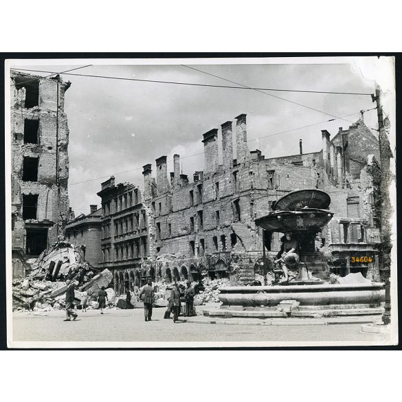 Nagyobb méret, Szendrő István fotóművészeti alkotása, a romos Budapest, Kálvin tér, 2. világháború, 1945, 1940-es évek. Eredeti, pecséttel jelzett fotó, papírkép, sarka sérült, kopott. Dekorációnak, a