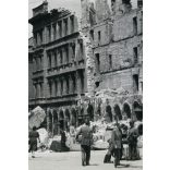 Nagyobb méret, Szendrő István fotóművészeti alkotása, a romos Budapest, Kálvin tér, 2. világháború, 1945, 1940-es évek. Eredeti, pecséttel jelzett fotó, papírkép, sarka sérült, kopott. Dekorációnak, a