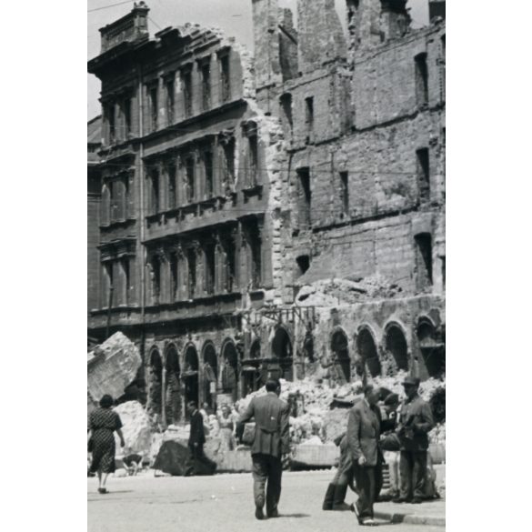 Nagyobb méret, Szendrő István fotóművészeti alkotása, a romos Budapest, Kálvin tér, 2. világháború, 1945, 1940-es évek. Eredeti, pecséttel jelzett fotó, papírkép, sarka sérült, kopott. Dekorációnak, a