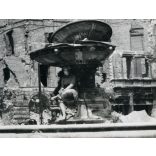 Nagyobb méret, Szendrő István fotóművészeti alkotása, a romos Budapest, Kálvin tér, 2. világháború, 1945, 1940-es évek. Eredeti, pecséttel jelzett fotó, papírkép, sarka sérült, kopott. Dekorációnak, a