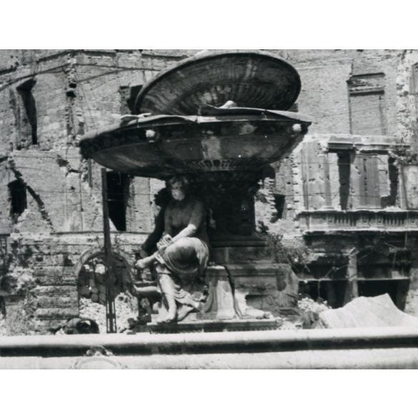 Nagyobb méret, Szendrő István fotóművészeti alkotása, a romos Budapest, Kálvin tér, 2. világháború, 1945, 1940-es évek. Eredeti, pecséttel jelzett fotó, papírkép, sarka sérült, kopott. Dekorációnak, a