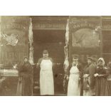 Ratkowszky Dezső hús csarnoka, Budapest, Szondi utca 42/A – Rózsa utca 99/A sarokház, Terézváros, üzlet, kirakat, hentes, mészáros, foglalkozás, helytörténet, 1920-as évek, Eredeti fotó, papírkép.    