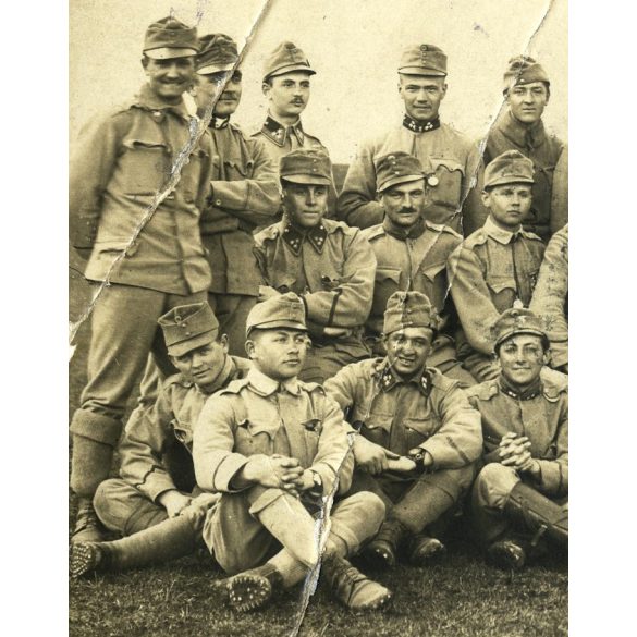Magyar katonák csoportképe, 1. világháború, egyenruha, 1916, 1910-es évek. Eredeti fotó, K.u.K. tábori posta, papírkép törésnyomokkal. 