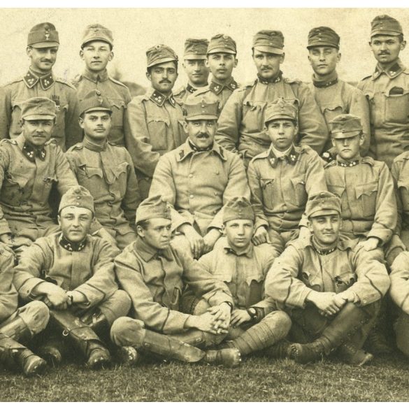 Magyar katonák csoportképe, 1. világháború, egyenruha, 1916, 1910-es évek. Eredeti fotó, K.u.K. tábori posta, papírkép törésnyomokkal. 