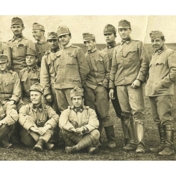 Magyar katonák csoportképe, 1. világháború, egyenruha, 1916, 1910-es évek. Eredeti fotó, K.u.K. tábori posta, papírkép törésnyomokkal. 