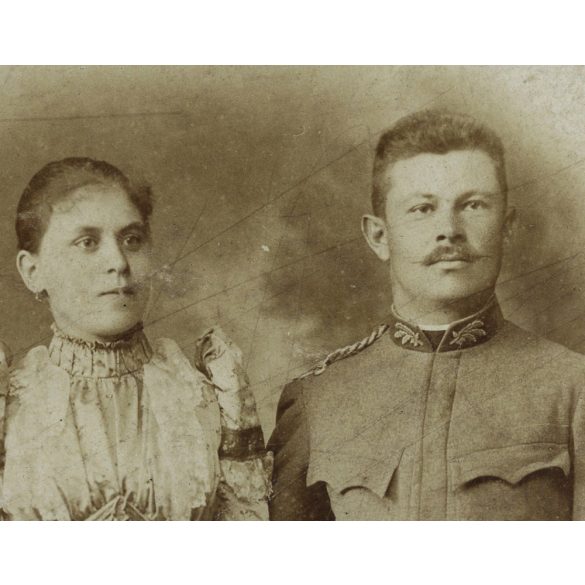 Csonka Simon műterme, Budapest, házaspár portréja, katona, bajusz, egyenruha,  1890-es évek, Eredeti kabinetfotó. 