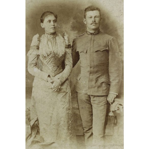 Csonka Simon műterme, Budapest, házaspár portréja, katona, bajusz, egyenruha,  1890-es évek, Eredeti kabinetfotó. 
