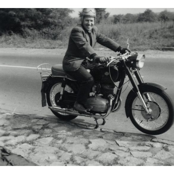 Férfi Pannonia motorkerékpáron, jármű, közlekedés, 1960-as évek, Eredeti fotó, papírkép.  