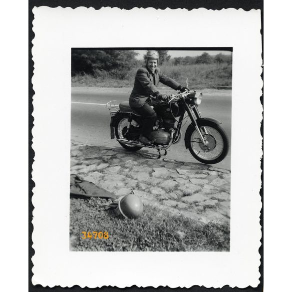 Férfi Pannonia motorkerékpáron, jármű, közlekedés, 1960-as évek, Eredeti fotó, papírkép.  