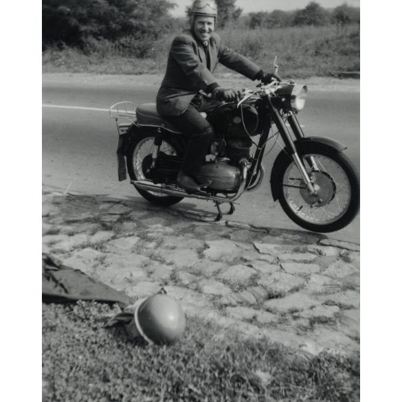Férfi Pannonia motorkerékpáron, jármű, közlekedés, 1960-as évek, Eredeti fotó, papírkép.  