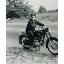   Nő Pannonia T1 motorkerékpáron, jármű, közlekedés, 1960-as évek, Eredeti fotó, papírkép.  