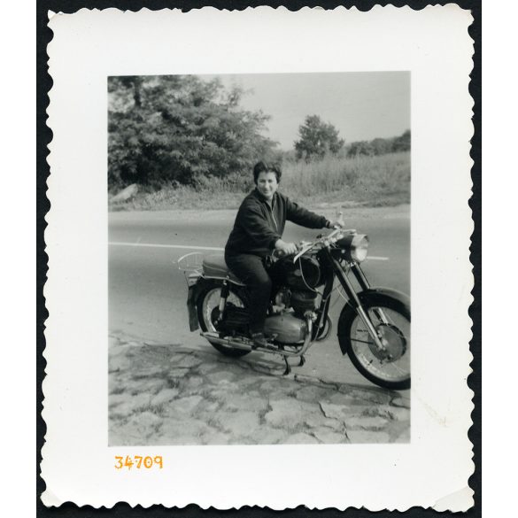 Nő Pannonia T1 motorkerékpáron, jármű, közlekedés, 1960-as évek, Eredeti fotó, papírkép.  