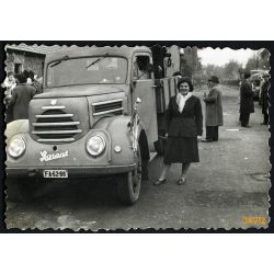   Elegáns hölgy Garant teherautóval, magyar rendszám, jármű, közlekedés, 1960-as évek, Eredeti fotó, papírkép.   