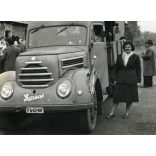 Elegáns hölgy Garant teherautóval, magyar rendszám, jármű, közlekedés, 1960-as évek, Eredeti fotó, papírkép.   