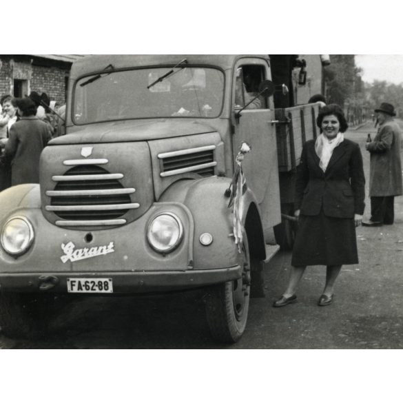 Elegáns hölgy Garant teherautóval, magyar rendszám, jármű, közlekedés, 1960-as évek, Eredeti fotó, papírkép.   
