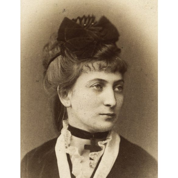 Letzter műterem, Szeged, elegáns nő kereszttel a nyakában, 1870-es évek, Eredeti CDV, vizitkártya fotó. 