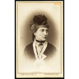 Letzter műterem, Szeged, elegáns nő kereszttel a nyakában, 1870-es évek, Eredeti CDV, vizitkártya fotó. 