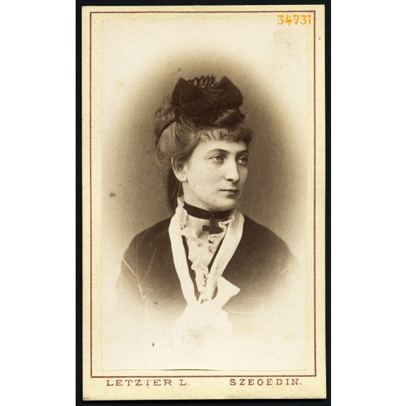Letzter műterem, Szeged, elegáns nő kereszttel a nyakában, 1870-es évek, Eredeti CDV, vizitkártya fotó. 