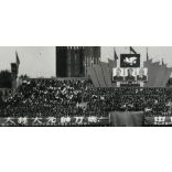 "éljen Sztálin Generalisszimusz, éljenek Mao Ce Tung és Rákosi elvtársak!" Mukden (Kína), a Honvéd Együttes fellépése, kommunizmus,  Eredeti fotó, papírkép.   