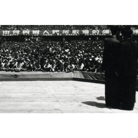 "éljen Sztálin Generalisszimusz, éljenek Mao Ce Tung és Rákosi elvtársak!" Mukden (Kína), a Honvéd Együttes fellépése, kommunizmus,  Eredeti fotó, papírkép.   