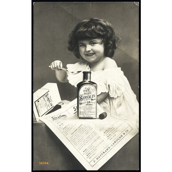 Kislány SIROLIN gyógyszerrel, orvosság reklám, 1900-as évek, Eredeti képeslap-fotó, papírkép törésnyommal.   méret megközelítőleg (centiméterben): 8.5 x 13.5 Használt! Eredeti nagyítás! Nem reprint, n