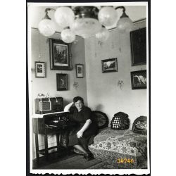   Hölgy EKA 218-as rádiókészülékkel, TONALIT elektro-gramofonnal, polgári lakásbelső, technikatörténet, 1940-es évek, Eredeti fotó, papírkép. 