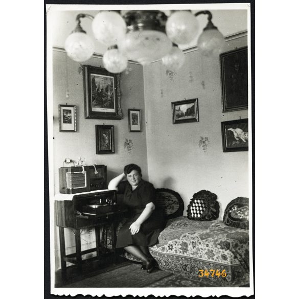 Hölgy EKA 218-as rádiókészülékkel, TONALIT elektro-gramofonnal, polgári lakásbelső, technikatörténet, 1940-es évek, Eredeti fotó, papírkép. 