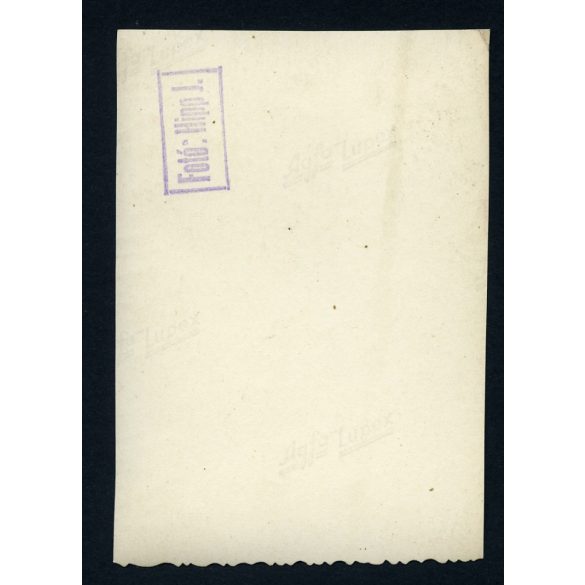 Hölgy EKA 218-as rádiókészülékkel, TONALIT elektro-gramofonnal, polgári lakásbelső, technikatörténet, 1940-es évek, Eredeti fotó, papírkép. 