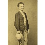 Licskó műterem, Pest (Gyöngyös), elegáns férfi sétapálcával, különös kalappal, 1860-as évek, Eredeti CDV, vizitkártya fotó.  