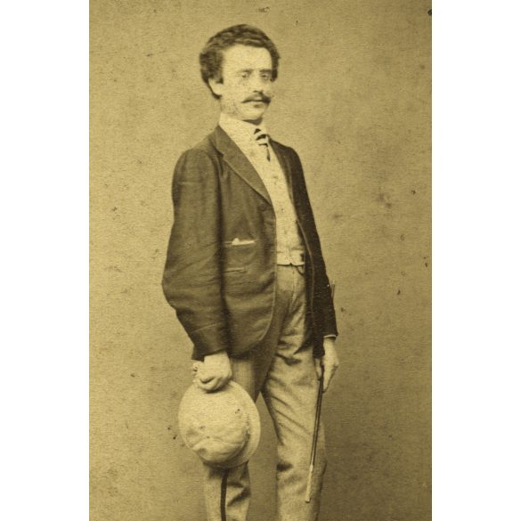 Licskó műterem, Pest (Gyöngyös), elegáns férfi sétapálcával, különös kalappal, 1860-as évek, Eredeti CDV, vizitkártya fotó.  