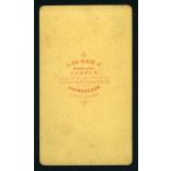 Licskó műterem, Pest (Gyöngyös), elegáns férfi sétapálcával, különös kalappal, 1860-as évek, Eredeti CDV, vizitkártya fotó.  