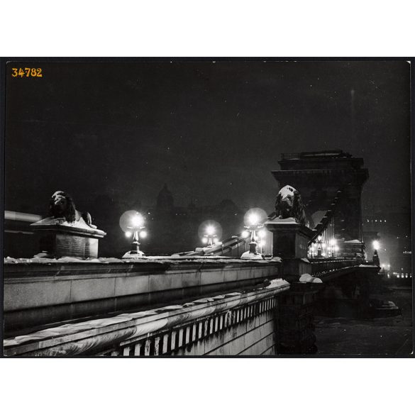 Nagyobb méret, Szendrő István fotóművészeti alkotása, kivilágított Lánchíd, télen, 1930-as évek. Eredeti, pecséttel jelzett fotó, papírkép. Dekorációnak, ajándéknak is kiváló.