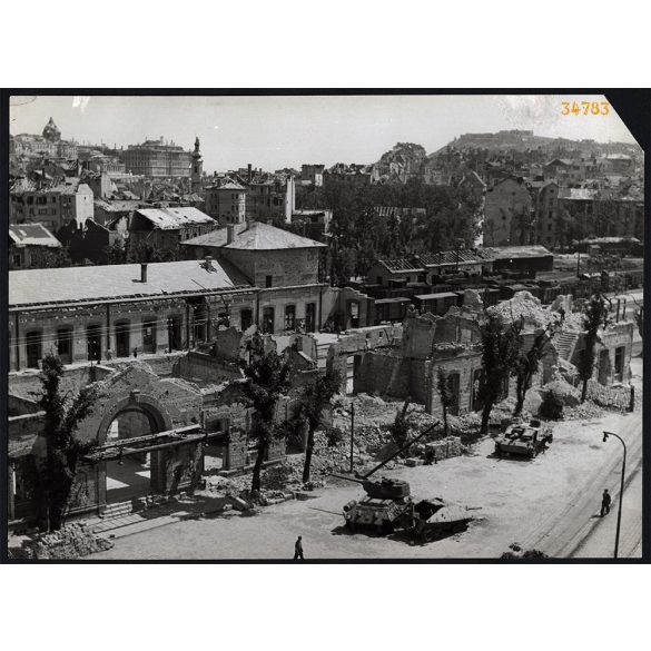 Nagyobb méret, Szendrő István fotóművészeti alkotása, a romos Budapest, Déli pályaudvar, 2. világháború, 1940-es évek. Eredeti, pecséttel jelzett fotó. Dekorációnak, ajándéknak is kiváló.