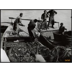   Nagyobb méret, Szendrő István fotóművészeti alkotása, halászok a Dunán, 1930-as évek. Eredeti, pecséttel jelzett fotó, papírkép, Agfa Brovira papíron. Dekorációnak, ajándéknak is kiváló.