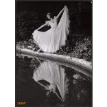 Nagyobb méret, Szendrő István fotóművészeti alkotása, tükörkép a tóban, 1930-as évek. Eredeti, pecséttel jelzett fotó, papírkép, Agfa Brovira papíron. Dekorációnak, ajándéknak is kiváló.