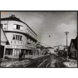 Nagyobb méret, Szendrő István fotóművészeti alkotása, Rahó, Kárpátalja, Budapest Szálló és Kávéház, 1930-as évek. Eredeti, pecséttel jelzett fotó, papírkép, Agfa Brovira papíron. Dekorációnak, ajándék