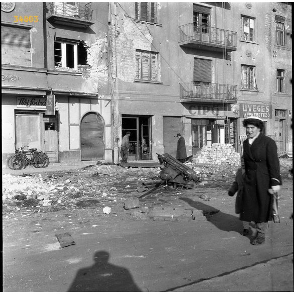 Forradalom, Budapest, Zugló, szétlőtt házak, ágyú maradványa a Bosnyák téren, 1956, 1950-es évek, kommunizmus, helytörténet.  Eredeti fotó negatív! 