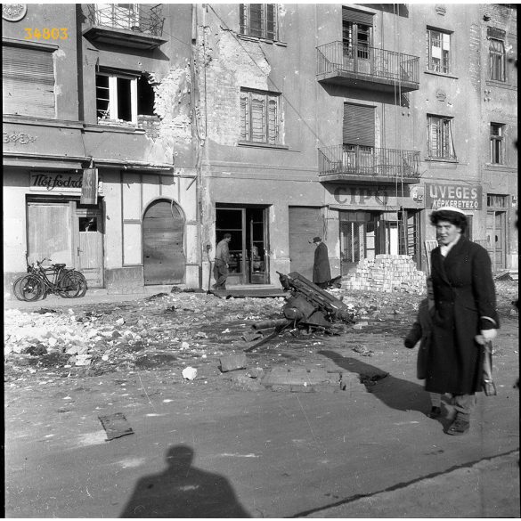 Forradalom, Budapest, Zugló, szétlőtt házak, ágyú maradványa a Bosnyák téren, 1956, 1950-es évek, kommunizmus, helytörténet.  Eredeti fotó negatív! 