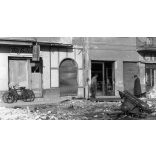 Forradalom, Budapest, Zugló, szétlőtt házak, ágyú maradványa a Bosnyák téren, 1956, 1950-es évek, kommunizmus, helytörténet.  Eredeti fotó negatív! 