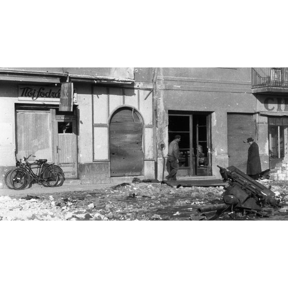 Forradalom, Budapest, Zugló, szétlőtt házak, ágyú maradványa a Bosnyák téren, 1956, 1950-es évek, kommunizmus, helytörténet.  Eredeti fotó negatív! 