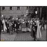 Nagyobb méret, Szendrő István fotóművészeti alkotása, Szent Jobb körmenet. Budai vár, Tárnok utca, 1930-as évek. Eredeti, pecséttel jelzett fotó, papírkép, Agfa Brovira papíron. 