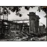 Nagyobb méret, Szendrő István fotóművészeti alkotása. A lebombázott Iparcsarnok épülete a Városligetben,  1945. Eredeti, pecséttel jelzett fotó, papírkép. Dekorációnak, ajándéknak is kiváló.