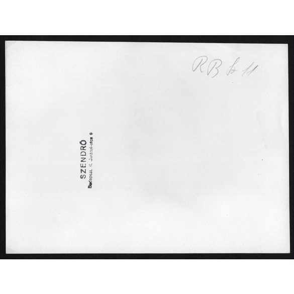 Nagyobb méret, Szendrő István fotóművészeti alkotása. A lebombázott Iparcsarnok épülete a Városligetben,  1945. Eredeti, pecséttel jelzett fotó, papírkép. Dekorációnak, ajándéknak is kiváló.